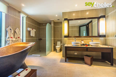 Das Badezimmer im Allamanda Hotel