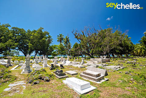 alte gräber im l´union estate auf la digue