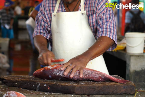 victoria - fisch wird am markt filettiert
