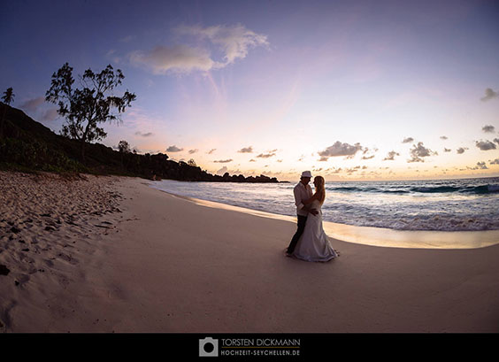 Fotoshooting mit Brautkleid auf La Digue