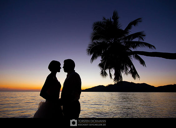 Hochzeitspaar im Sonnenuntergang auf La Digue