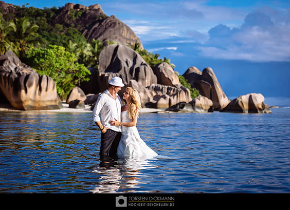 Braut und Bräutigam im Wasser auf La Digue