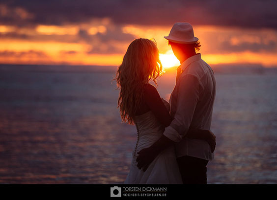 Hochzeitspaar vor Sonnenuntergang